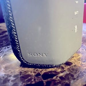 Works perfectly, basically brand new, used maybe 3 times. Comes w box